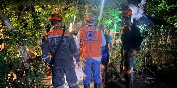 Atención a inundación derivada de la temporada de lluvias. Sector Los Sánchez, aldea El Rosario, Champerico, Retalhuleu. / Foto Conred..