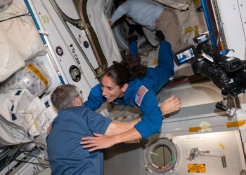 Capitana de la misión Crew-7 siendo recibida en la EEI. / Foto: NASA.