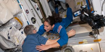 Capitana de la misión Crew-7 siendo recibida en la EEI. / Foto: NASA.