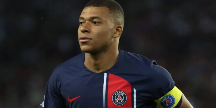 En medio de la novela, Mbappé es convocado para enfrentar al Toulouse