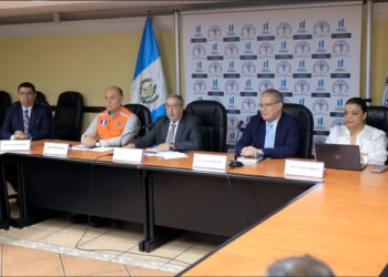 Conferencia de prensa con autoridades del Ministerio de Salud.