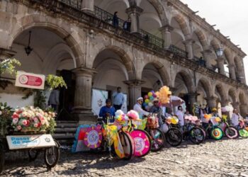 Desfile de bicicarrozas alegra la Antigua Guatemala por Semana Mundial de la Lactancia Materna