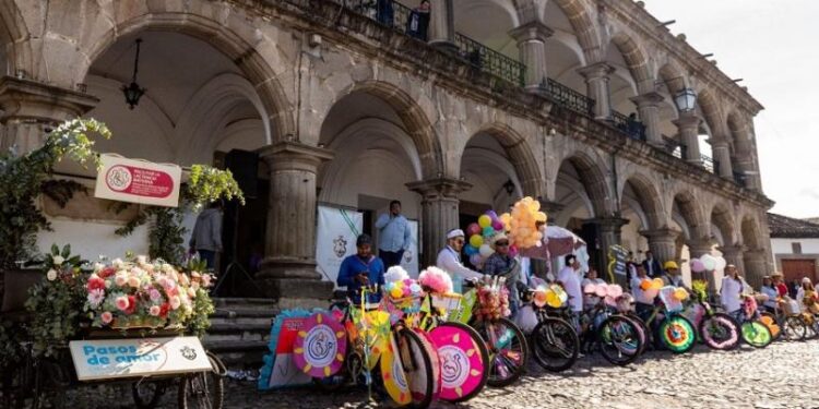 Desfile de bicicarrozas alegra la Antigua Guatemala por Semana Mundial de la Lactancia Materna