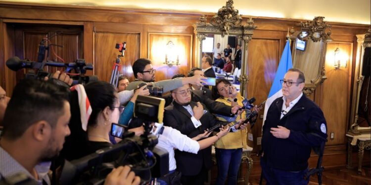 El presidente Alejandro Giammattei en conferencia de prensa en Casa Presidencial.