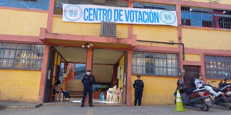 Operativos de seguridad en centros de votación. /Foto: PNC
