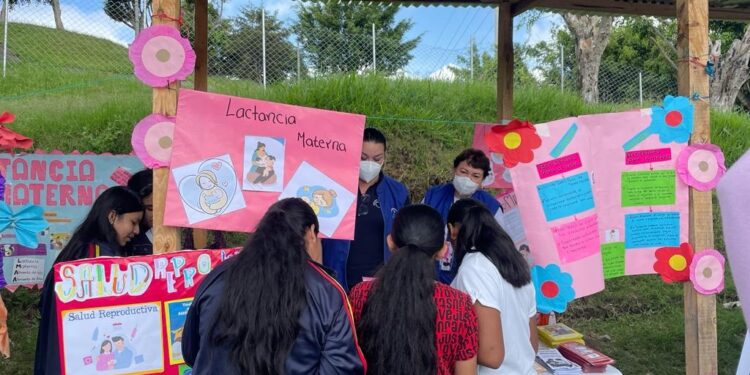 Feria informativa sobre salud reproductiva a vecinos de Chinautla