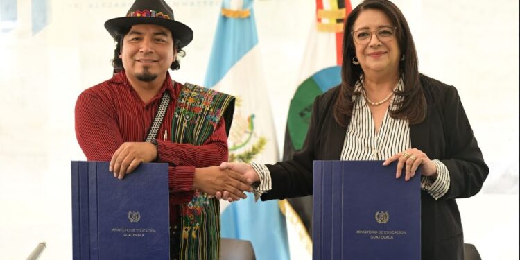 Firman convenio de cooperación para fortalecer la educación bilingüe Intercultural.