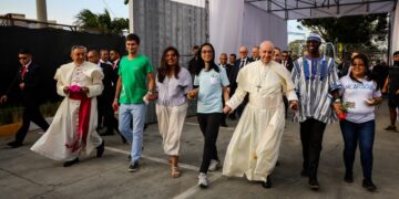El Papa confesó a tres jóvenes de España, Guatemala e Italia en un parque de Lisboa