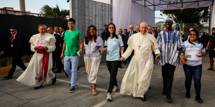 El Papa confesó a tres jóvenes de España, Guatemala e Italia en un parque de Lisboa