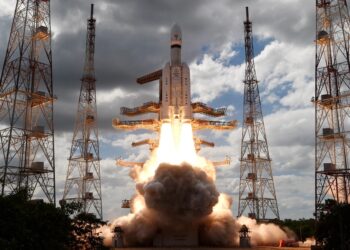 Misión espacial de la India logra con éxito alunizar en el polo sur de la Luna