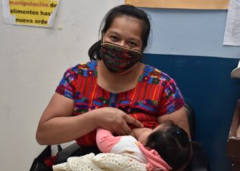 La lactancia materna es vital para el bebé y las madres necesitan espacios seguros para llevarla a cabo. / Foto: MSPAS.