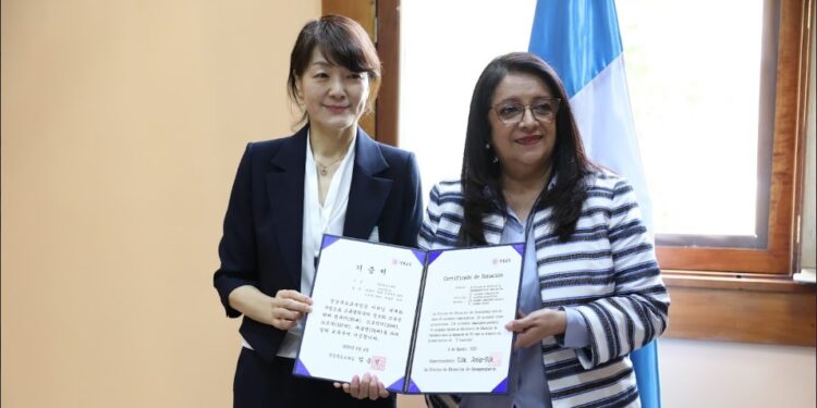 Presentación de la carta de entendimiento entre la delegación de Corea y el Ministerio de Educación. / Foto: José Archila.