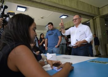 Ministro de Gobernación, Napoleón Barrientos.
