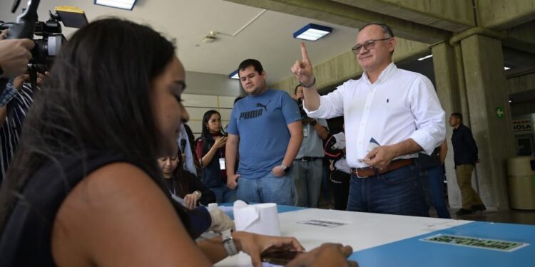 Ministro de Gobernación, Napoleón Barrientos.