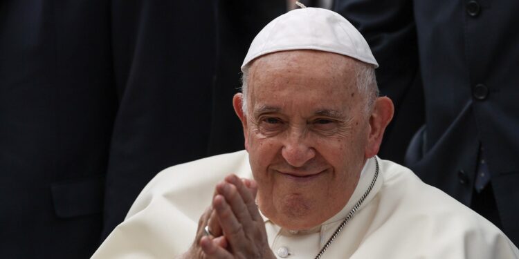 “Francisco I, te quiere el mundo entero”, los jóvenes se vuelcan en la calle con el Papa