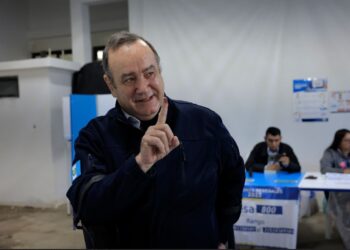 Presidente Alejandro Giammattei emite su voto en segunda vuelta electoral