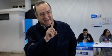Presidente Alejandro Giammattei emite su voto en segunda vuelta electoral