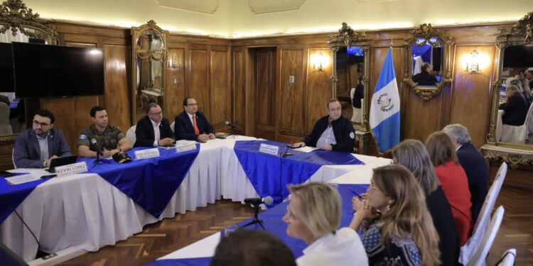 Presidente Alejandro Giammattei se reúne con observadores electorales de la UE.