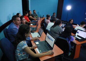 Mineduc capacita a más de 27 mil docentes guatemaltecos en tecnología en el aula