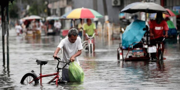 Un fuerte tifón paraliza el tráfico aéreo en el sur de Japón