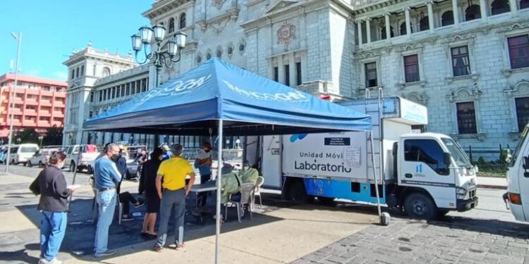 Unidad móvil de Plaza Central efectuó más de 4 mil 200 hisopados. /Foto: MSPAS