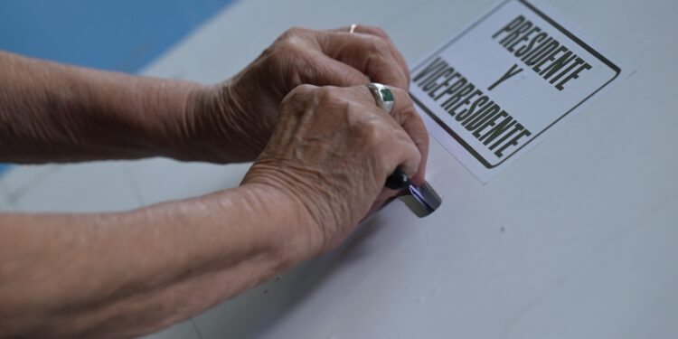 Reconocen aporte de voluntarios como “custodios del voto”