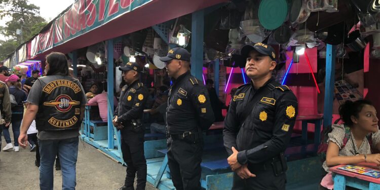 PNC brinda seguridad a los ciudadanos en la Feria de Jocotenango