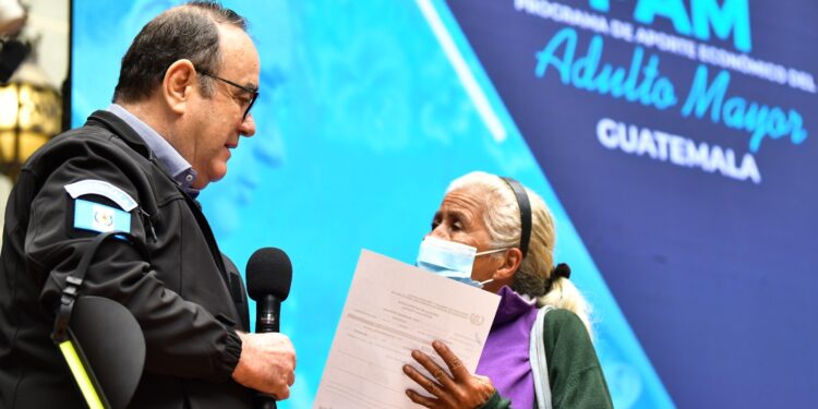 Presidente continúa beneficiando adultos mayores con el PAM