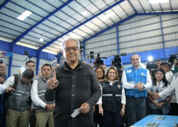 Primer votante, inicia en Guatemala la segunda vuelta electoral 2023. /Foto: Carlos Jacinto