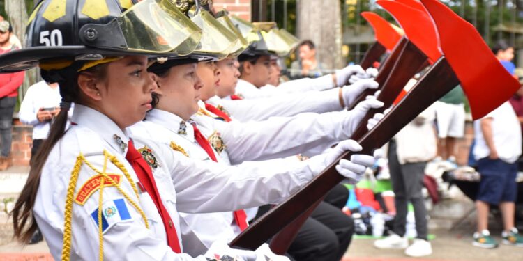 Gobierno felicita al Cuerpo Voluntario de Bomberos por su 72 aniversario