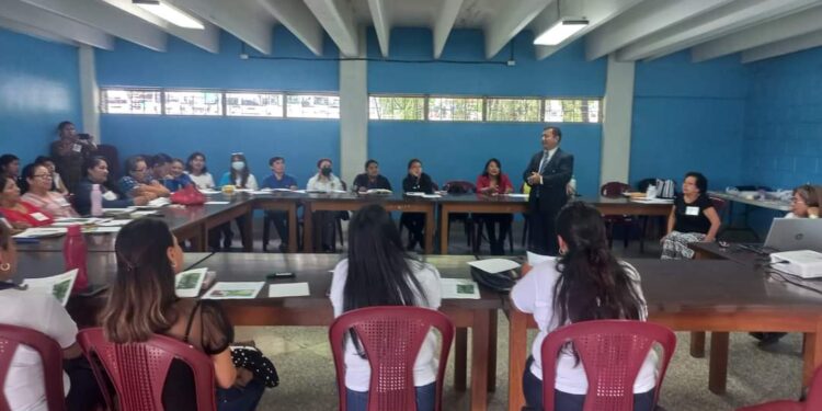 Capacitación a docentes como parte de Leamos Juntos. /Foto: Mineduc