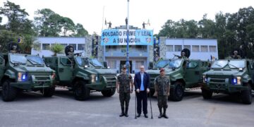 Presidente entrega 4 vehículos tácticos pesados al Ejército de Guatemala