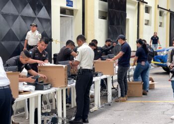 Entrega de nuevas computadoras para la Policía Nacional Civil