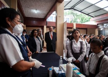 Inicia segunda jornada de desparasitación en los centros educativos del país. /Foto: MSPAS