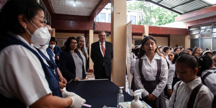 Inicia segunda jornada de desparasitación en los centros educativos del país. /Foto: MSPAS
