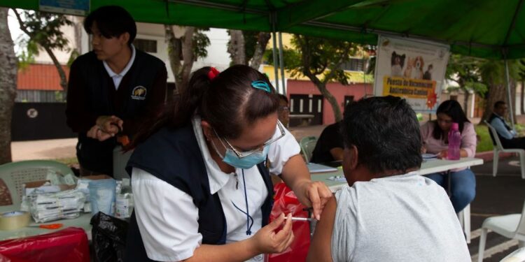 Impulsan jornada de salud para visitantes de la feria de Jocotenango