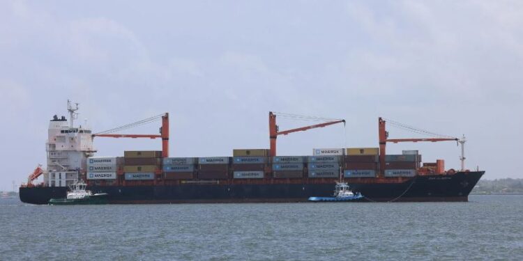 Aumentan las exportaciones del comercio de prendas de vestir y café