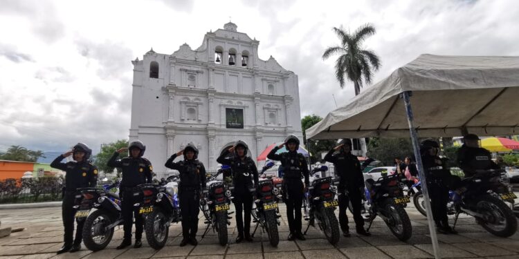 Entrega de motocicletas fortalece seguridad en Baja Verapaz