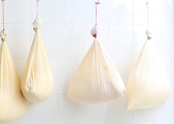 La mantequilla pierde el suero con la fuerza de gravedad. / Foto: TV Agro Centroamérica.