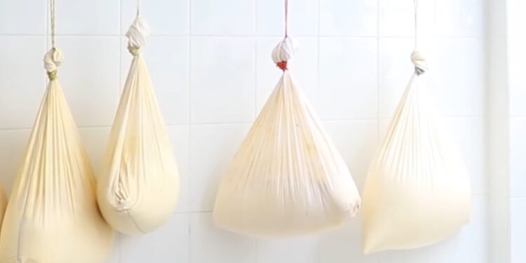 La mantequilla pierde el suero con la fuerza de gravedad. / Foto: TV Agro Centroamérica.