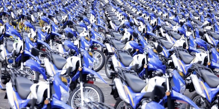 Presidente Entrega motocicletas y armas de fuego a la PNC