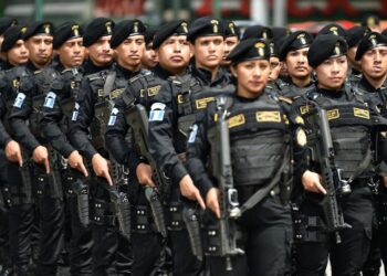 Imposición de boinas a los agentes de la PNC que culminaron cursos