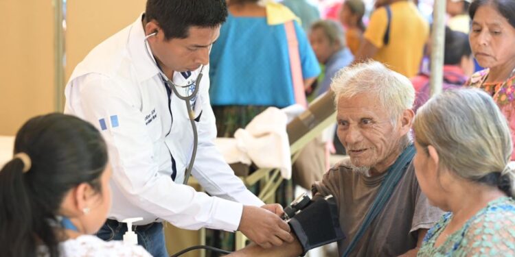 Adultos mayores de Alta Verapaz beneficiados con jornadas de salud