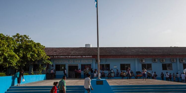 Supervisan trabajos de nuevas áreas del Hospital de San Benito, Petén