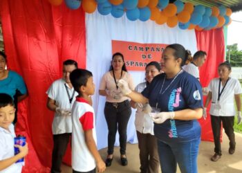 Segunda jornada de desparasitación en San Francisco, Petén