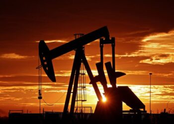 Informan sobre las causas del aumento en el precio de los combustibles. /Foto: EFE