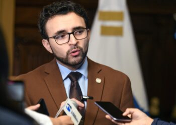 Secretario de Comunicación Social detalla sobre nuevas disposiciones para el control del gasto público. /Foto: Carlos Jacinto