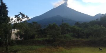 Volcanes en actividad. Amanecer en el volcán de Fuego. / Foto: Departamento de Prevención Volcánica SE-Conred.