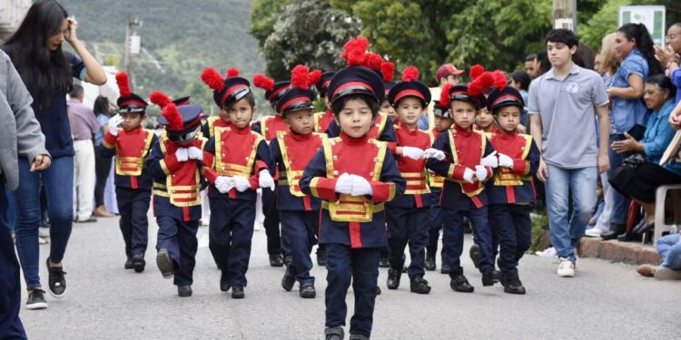 En Jalapa se desarrollan desfiles como parte de fiestas patrias