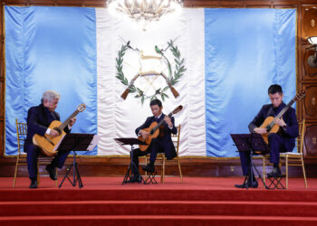 El Trío Abetos promueve la música y la cultura guatemaltecas